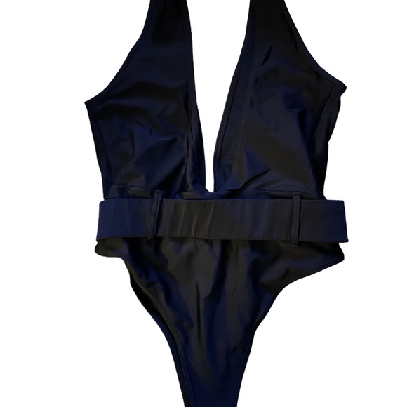 Very daring deep plunging swimsuit - Picture 5 of 5